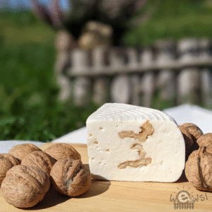 Ser kozi podpuszczkowy z orzechami 160g